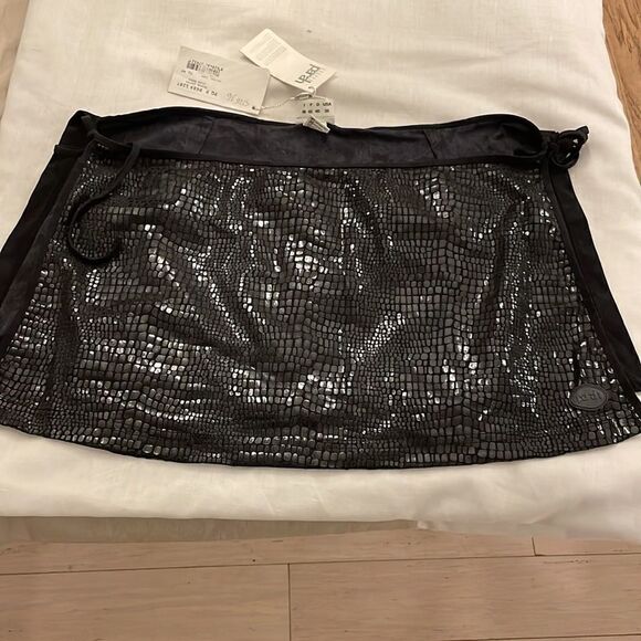 PARAH PAREO COVER.  BLACK SHINY ANIMAL PRINT FRONT. MICROFIBER BACK.  NEW - Picture 2 of 10